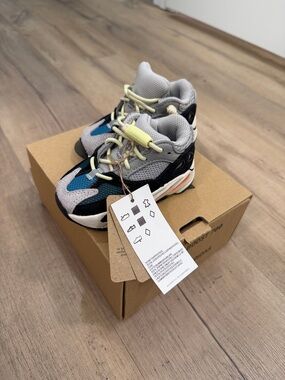 Yeezy 700 sz 4k new